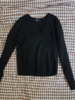 Uniqlo Black Women's V-Neck Lightweight Cashmere Sweater